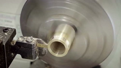 機(jī)械牛人加工打磨出來一個(gè)銅火機(jī),這樣做出來的果然是精品,成品讓人羨慕