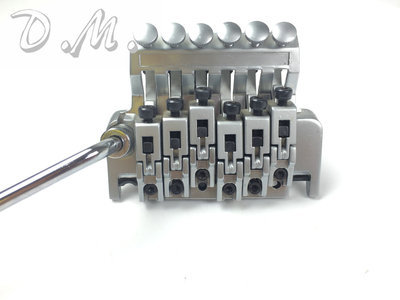 【工廠(chǎng)定制電吉他配件 拉弦板 雙搖顫音器 沙鎳無(wú)標(biāo)電吉他顫音系統(tǒng)】?jī)r(jià)格,廠(chǎng)家,圖片,樂(lè)器配件,廣州市荻美樂(lè)器配件-